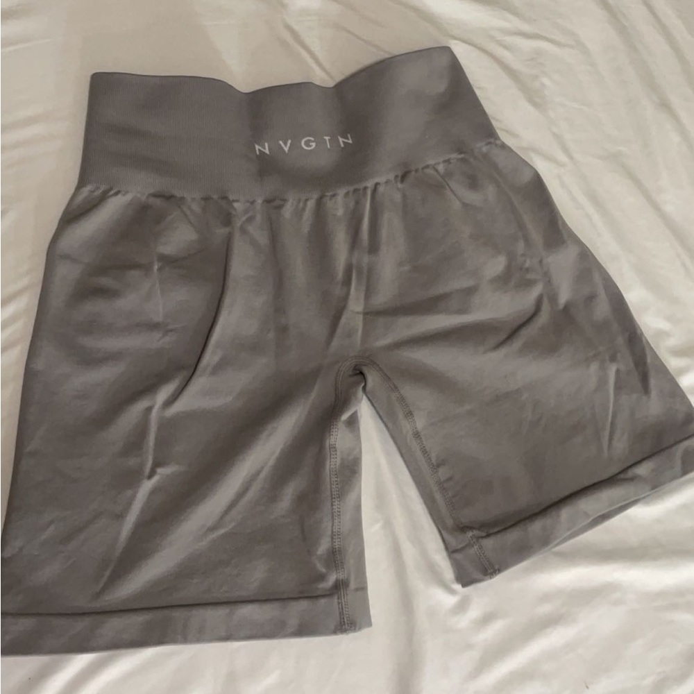 NVGTN SOLID SEAMLESS SHORTS SIZE SMALL IN LIGHT GRAY